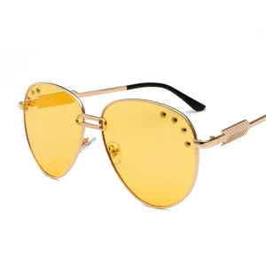 Μοντέρνα γυαλιά ηλίου aviator με κίτρινους φακούς και λεπτομέρειες με καρφιά