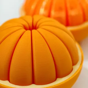 Jouet anti-stress agrume orange imprimé en 3D, fruit segmenté vibrant pour bureau.