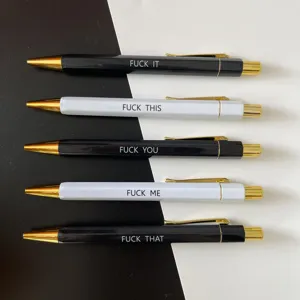 Nahaufnahme von 5er Pack lustigen Kugelschreibern in Schwarz Weiss mit goldenen Akzenten.