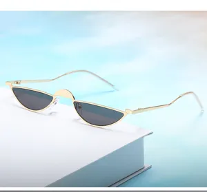 Petites lunettes de soleil demi-cerclées en métal avec monture dorée et verres foncés