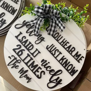 Targa da appendere in legno per la festa della mamma, targa decorativa con fiocco.