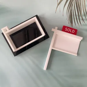 Dettaglio del porta biglietti da visita immobiliare moderno con supporto cartello SOLD.