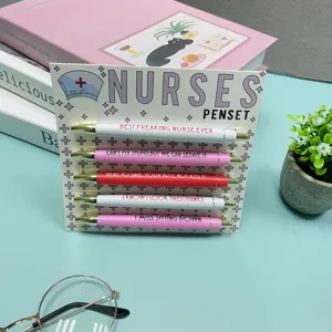 Détail d'un ensemble de stylos à bille sur le thème des infirmières avec des citations amusantes.