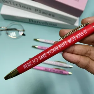 Gros plan détaillé du stylo infirmière amusant avec texte de citation humoristique en main.