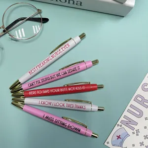 Vue détaillée de l'ensemble de stylos infirmière rigolos avec citations humoristiques.