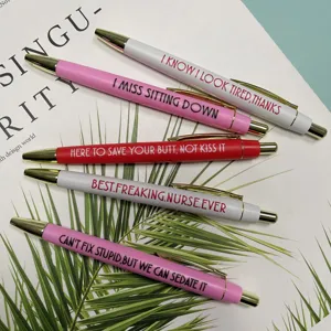 Gros plan sur un ensemble de stylos à bille humoristiques pour infirmière avec citations drôles.