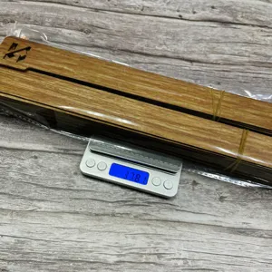Vista detallada de separadores de discos y marcapáginas de madera con peso en báscula.