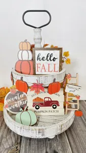 Set decorativo per vassoio a livelli autunnale con zucche di legno e insegne di camion