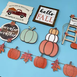 Decorazione vassoio a livelli autunnale con insegne in legno e zucche per festa del ringraziamento.