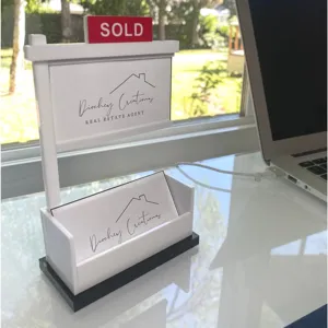 Mini espositore per biglietti da visita immobiliari con targhetta venduto da scrivania.