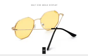 Vue de profil de lunettes de soleil tendance à monture métallique octogonale et verres jaunes