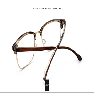 Detailansicht brauner Halbrand-Brille im Vintage-Stil mit flexiblen 180-Grad-Bügeln