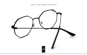 Vue détaillée de l'angle latéral de la monture de lunettes polygonale noire en métal