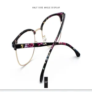 Detailansicht der floralen Halbrand-Retro-Brille mit goldenem Metallsteg von der Seite
