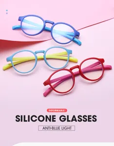 Selección de tres coloridas gafas anti-luz azul de silicona flexible para niños pequeños