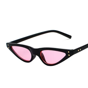Retro-Cateye-Sonnenbrille mit schwarzem Kunststoffrahmen und rosa dreieckigen transparenten Gläsern