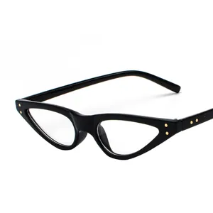 Klassische schwarze Katzenaugen-Brille mit dreieckigem Rahmen und goldenen Punkten.