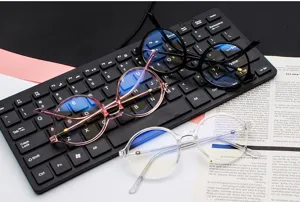 Detailansicht der stylischen retro-runden Blaulichtfilter-Brille in drei Farben.