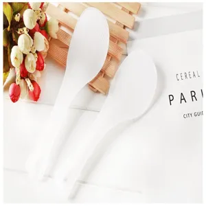 Detalle de paleta de arroz de plástico antiadherente con superficie texturizada útil.