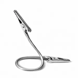 Vue détaillée du support flexible en métal à double pince crocodile avec tube pliable.