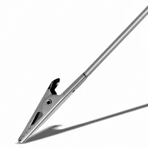 Vue détaillée de la pince crocodile en métal et de la tige, design créatif et compact.