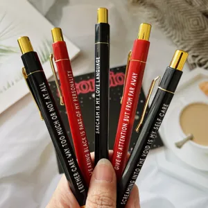 Set di 5 penne a sfera retrattili costellazione Scorpione, nere e rosse.