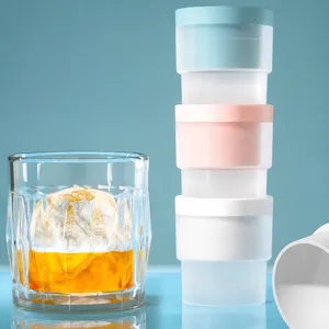 Stapelbarer Silikon Eiswürfelbereiter und Aufbewahrungsbox für Küche, platzsparendes Design.
