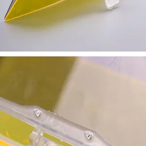 Vista detallada del parasol de coche con panel filtrante amarillo y bisagra resistente.