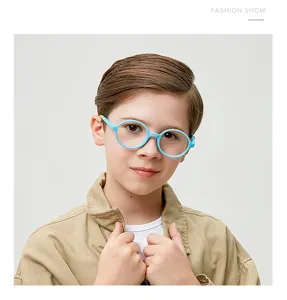Detailaufnahme eines Jungen mit flexibler blauer Silikon-Blaulichtfilterbrille in Ovalform