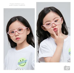 Mädchen trägt rosa Silikon-Rundbrille mit Blaulichtfilter zum Schutz der Augen