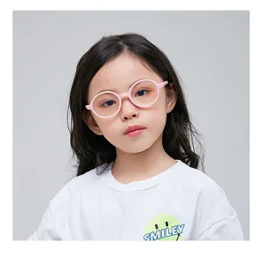Junges Mädchen mit flexibler pinker runder Silikon-Blaulichtfilter-Brille für Kinder