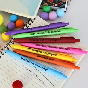 Vista dettagliata di penne gel colorate con citazioni motivazionali per la scrittura quotidiana.