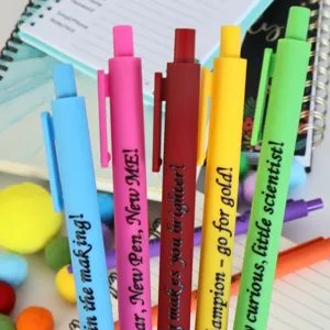 Set di penne gel colorate con citazioni motivazionali, scrittura scorrevole per uso quotidiano.