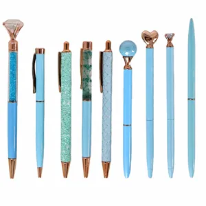 Gedetailleerd overzicht van verschillende blauwe decoratieve pennen met kristallen.