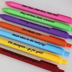 Set di 7 penne gel retrattili colorate con citazioni motivazionali per la scrittura.