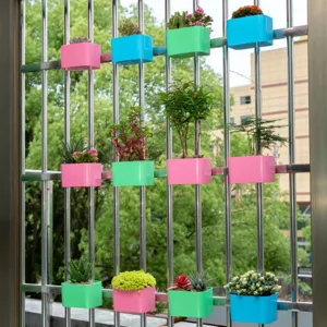 Maceta de plástico colgante para barandilla de balcón, jardineras coloridas para plantas.
