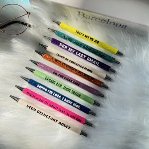 Detailansicht bunter Glitzer Kugelschreiber Set mit lustigen Neuheit Büro Zitaten und Sprüchen.