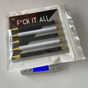 Detailaufnahme des 5-teiligen Klick-Kugelschreiber-Sets in Verpackung auf Waage schwarz.