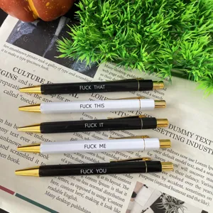 Fünf witzige Slogan Kugelschreiber Set mit schwarz-weißen Gehäusen und goldenen Akzenten.
