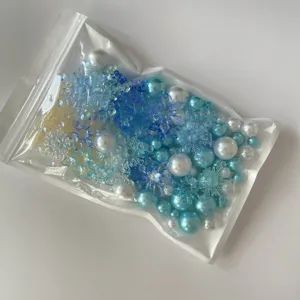 Vista dettagliata di fiocchi di neve blu e perle come riempitivo per vasi decorativi.