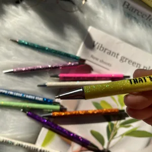 Glitzernde Kugelschreiber mit lustigen englischen Sprüchen, farbiges Schreibwaren Set.