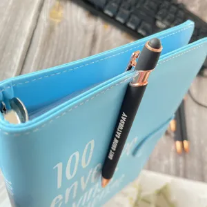 Lustiges Kugelschreiber-Set mit Eingabestift und blauem Spar-Challenge-Ordner für den Alltag.