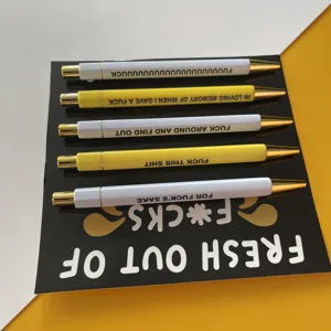 Detailansicht von lustigen Neuheit-Kugelschreibern Set mit markanter englischer Typografie.
