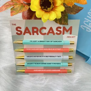 Detailansicht eines 5-teiligen Kugelschreiber-Sets mit humorvollen Sprüchen auf Karte.