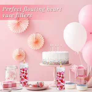 Splendido set di cuori galleggianti e perle per decorare la tavola delle feste.