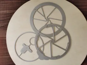 Dettaglio di fustelle in metallo per fai da te, strumento in acciaio al carbonio per carte.