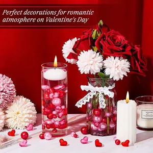 Vista dettagliata del set di riempimento per vasi con candele galleggianti per San Valentino.