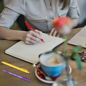 Σετ στυλό διαρκείας με εμπνευσμένο κείμενο, ιδανικό για δώρα και καθημερινή χρήση.