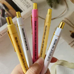 Set di 5 penne a sfera colorate retrattili con citazioni divertenti e clip dorate.