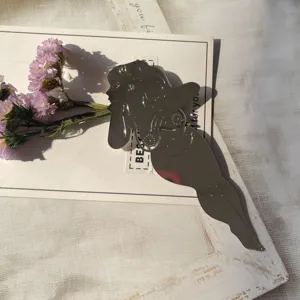 Marque-page silhouette de corps de femme en métal argenté, accessoire de lecture élégant.